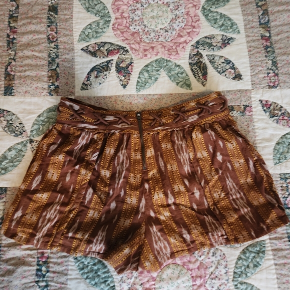 FREE PEOPLE (RARE) Aztec shorts with waffle pockets and crisscross waist detail - Picture 4 of 5